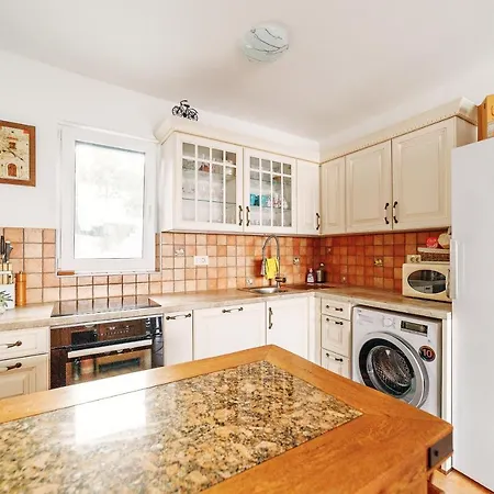 - Pocitniska Hiska V Fiesi, בית נופש