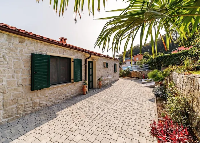 - Pocitniska Hiska V Fiesi, *